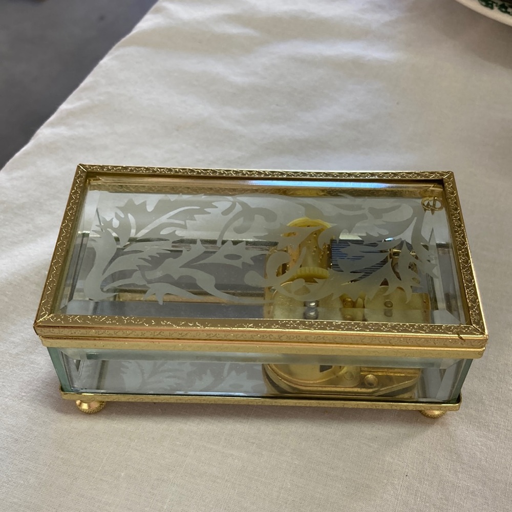 Vtg Yunsheng Gold, Mirrored glass Music Box